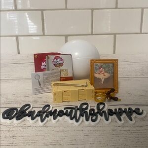 *Mini Brands Create Mini Masterpieces - Art, Crate, and Magnifying Glass
